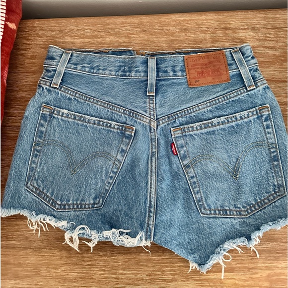 Levi’s Woman’s Shorts - Picture 2 of 2